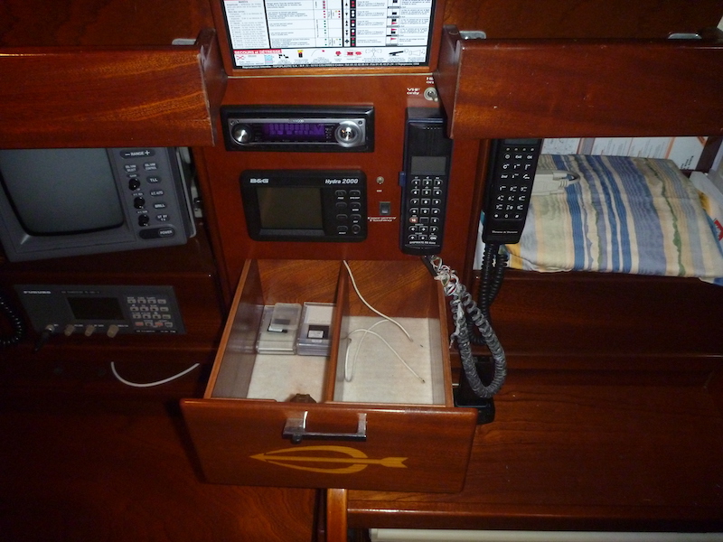  Amel Super Maramu 2000 Navigation station 